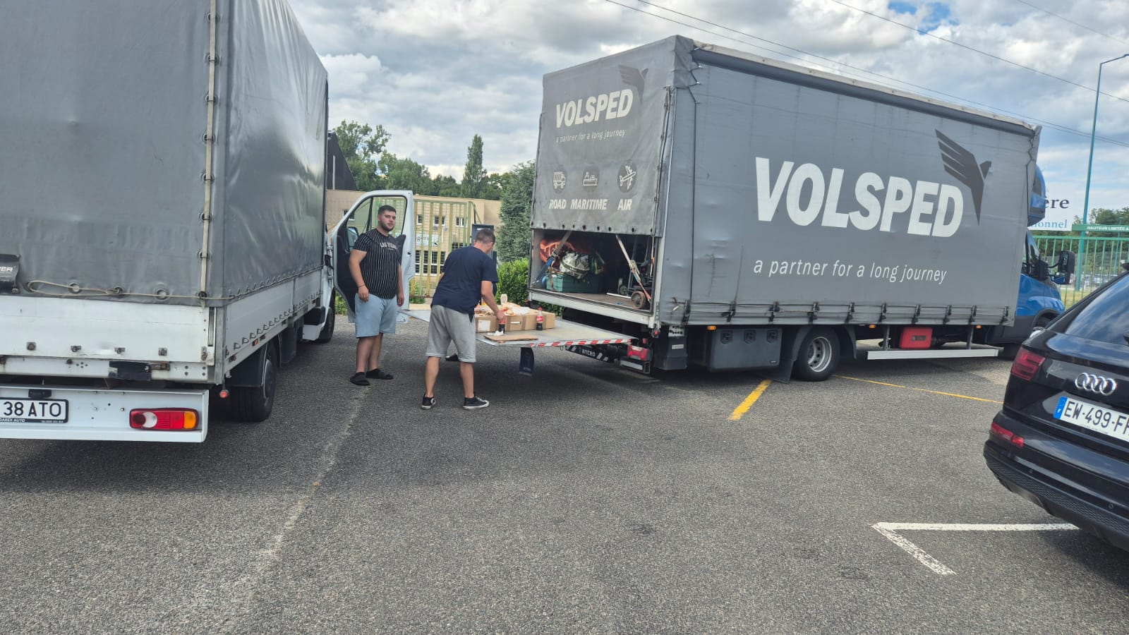 Camiones de MudanzaAtoTrans preparados para un servicio