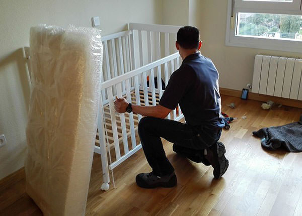 Equipo preparando muebles para una mudanza